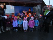 Vystoupení  dětí při rozsvícení stromu na Vlkavě, jarmark